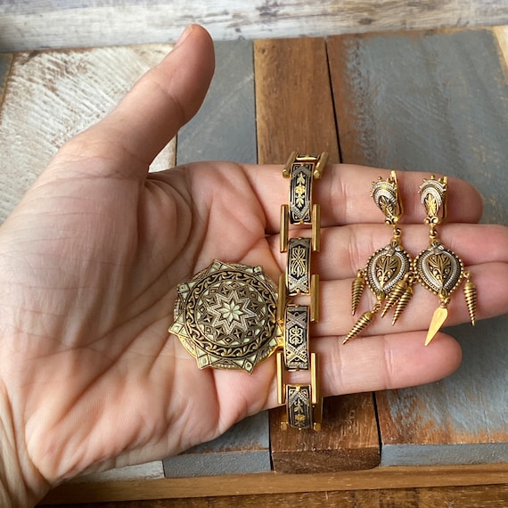Bracelet Fantaisie Vintage Métal Doré - Accessoire Rétro Pour Collection Ou Style Quotidien