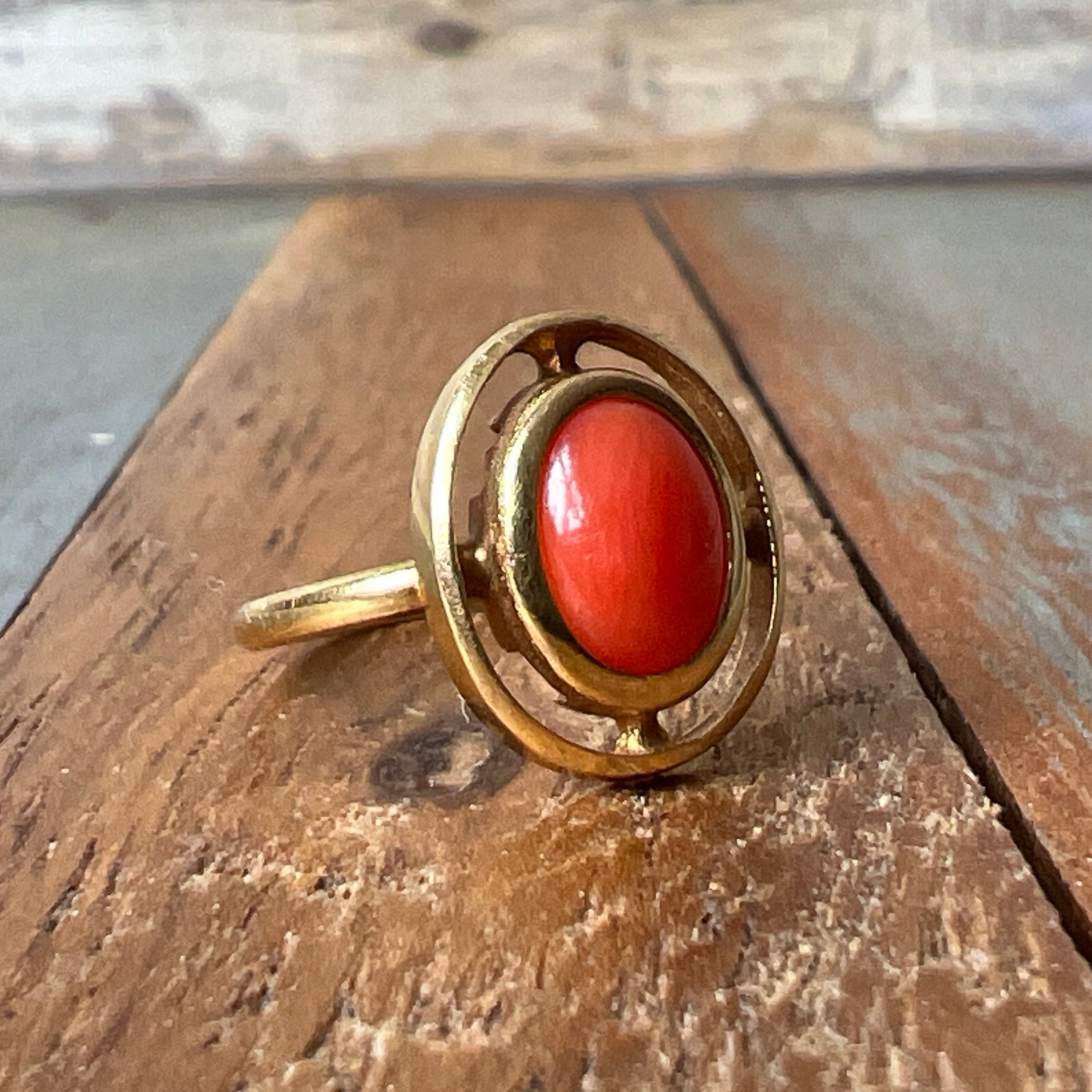 Anillo victoriano antiguo de oro 750 con centro de coral rojo ovalado, circa 1900. Sellos distintivos completos.