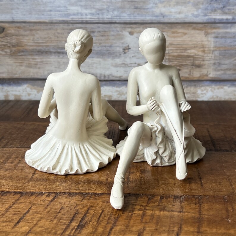 Vintage vit keramikuppsättning med två sittande ballerinafigurer bild 7