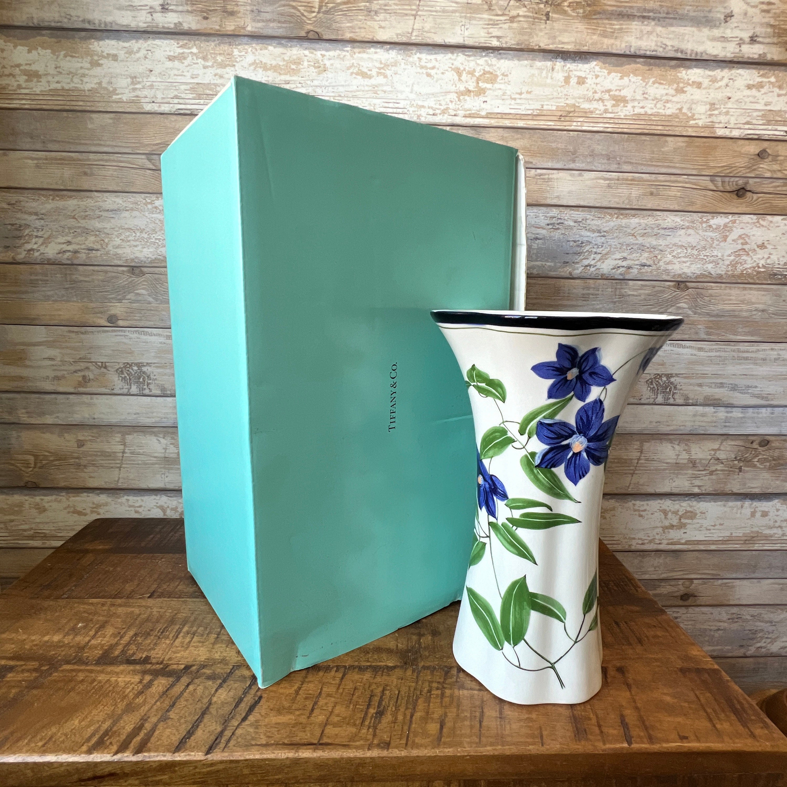 kmaa 新品未使用【Tiffany & Co. ティファニー】花瓶 Vintage 2002 Tiffany Co Large Ceramic Vase Decorated With Blue