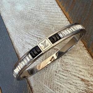 Vintage Silber Toned LV Designer Bangle Cuff Armband Bejeweled mit klaren und schwarzen Kristallen