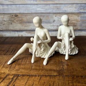 Vintage vit keramikuppsättning med två sittande ballerinafigurer bild 4