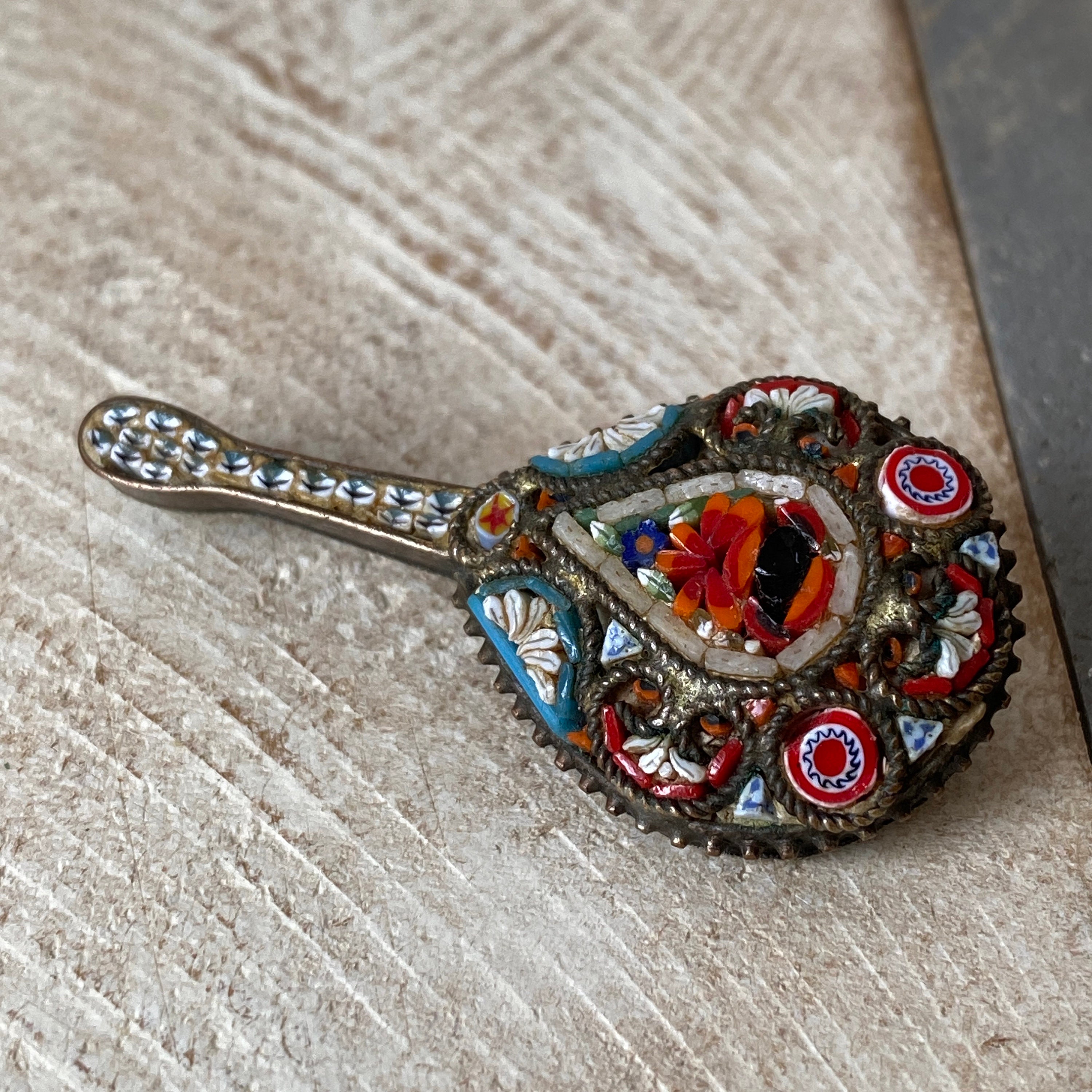 Broche Vintage Micro Mosaïque - Motif Luth Ou Mandoline Vénitien - Laiton Et Verre Multicolore - Occasion