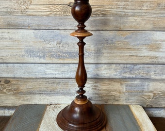 Candelero de madera hecho a mano antiguo con parte inferior de fieltro verde alto
