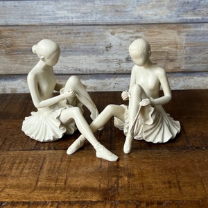 Vintage vit keramikuppsättning med två sittande ballerinafigurer bild 2