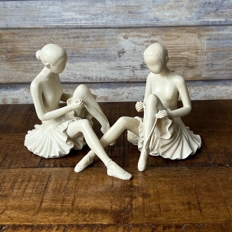 Vintage vit keramikuppsättning med två sittande ballerinafigurer bild 2