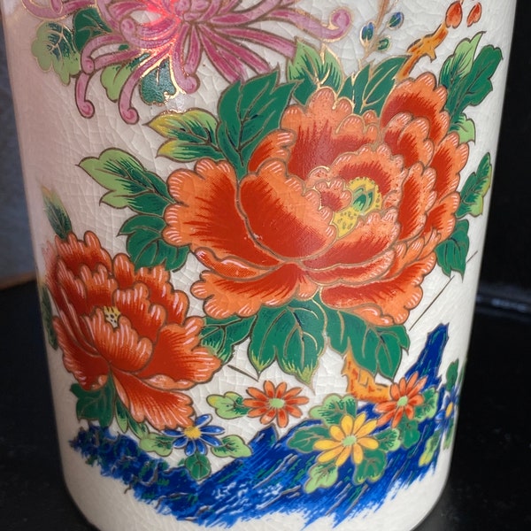 vase doré japonais vintage avec motif de fleurs colorées