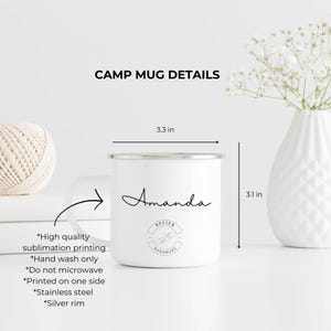 K&ouml;nnte beinhalten: Wei&szlig;e Emaille-Campingtasse mit silbernem Rand. Die Tasse ist 8,4 cm breit und 7,9 cm hoch. Sie tr&auml;gt einen schwarzen handschriftlichen Namen "Amanda" und ein schwarz-wei&szlig;es Logo mit der Aufschrift "Believer Handmade".