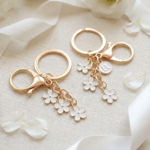 Personalized Daisy Keychain, Custom Initial Keychain, Floral Bag Charm, Bridesmaid Gift, Bachelorette Party Favor, Purse Accessory