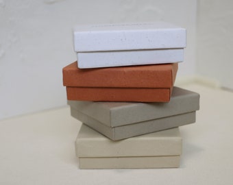 Caja de papel para joyería de 50 piezas de 9 x 9 x 3 cm, paquete de joyería personalizado, logotipo personalizado, collar, pendientes, anillo, caja con tapa