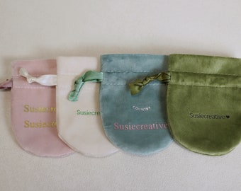 50pcs Logotipo personalizado Velvet joyería embalaje bolsas de bolsa, bolsillo con cordón, bolsa pequeña muestra cosmética lápiz labial pendiente bolsa de almacenamiento