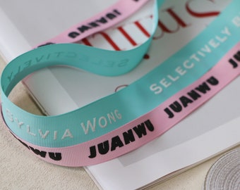 Cintas de grosgrain de poliéster con logotipo en relieve personalizado de 100 yardas para decoración, caja de regalo, cinta de embalaje de recuerdo de boda