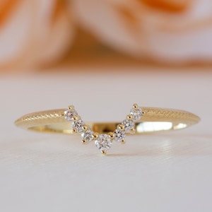 Anillo nupcial de diamantes, anillo con halo de diamantes, alianza moderna, anillo de diamantes en racimo, anillo de flores de diamantes, anillo con acento de diamantes, anillo V de 18 qt