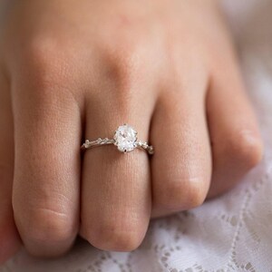 Antiker Verlobungsring, Verlobungsring im edwardianischen Stil, Moissanit-Diamantring, Forever One Moissanitring, 14-karätiger Moissanitring, 18-karätiger Diamantring Bild 1