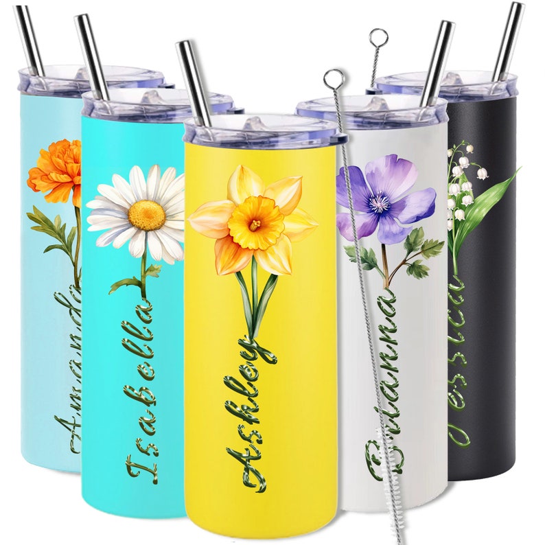 Puede incluir: Conjunto de cinco vasos de acero inoxidable con dise&ntilde;os florales y nombres personalizados. Los vasos son de varios colores, incluyendo azul, turquesa, amarillo, blanco y negro. Cada vaso tiene una pajita a juego.