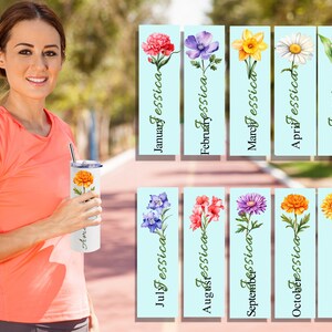 Puede incluir: Un juego de 12 vasos personalizados con dise&ntilde;os florales que representan cada mes del a&ntilde;o. Cada vaso presenta una flor diferente y el nombre del mes con la palabra "Jessica" debajo.