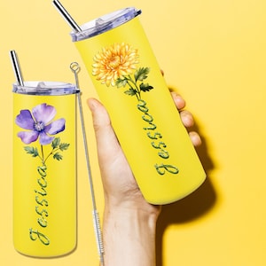Puede incluir: Dos vasos de acero inoxidable amarillos con un dise&ntilde;o floral y el nombre "Jessica" en cada uno. Los vasos vienen con una pajita de acero inoxidable y un cepillo de limpieza.