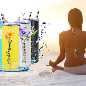 Puede incluir: Cinco vasos de acero inoxidable con dise&ntilde;os florales y nombres personalizados. Los vasos son en tonos de azul, amarillo, blanco y negro. Los nombres en los vasos son "Ashley", "Isabella", "Giada", "Ashkley" y "Erdanna".
