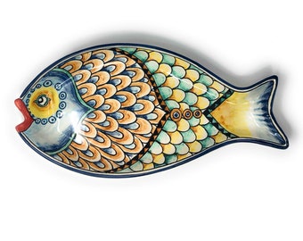 Vassoio da portata in ceramica artistica italiana, dipinto a mano, realizzato in ITALIA, decorato a forma di pesce toscano.
