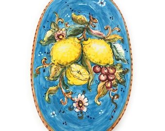 Bandeja ovalada pequeña de cerámica artística italiana para colgar. Diseño de limones de Amalfi. Pintada a mano. Hecha en Italia, Toscana, Florencia.