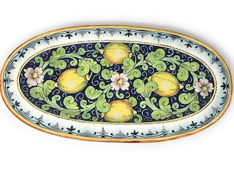 Bandeja ovalada de cerámica italiana, pintada a mano con limones decorativos azules, hecha en Italia, Toscana.
