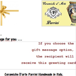 Pu&ograve; includere: Una carta regalo con un nastro giallo e un messaggio che dice "A: ... Messaggio per te: ..." La carta ha anche un logo per Ceramiche d'Arte Parrini, un'azienda che produce ceramiche artigianali in Italia. Il logo presenta un vaso con il viso di una donna e il testo "Ceramiche d'Arte Parrini Dal 1979".