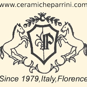 Pu&ograve; includere: Illustrazione in bianco e nero di uno stemma con uno scudo con la lettera "P" al suo interno, fiancheggiato da due cavalli in piedi. Lo scudo &egrave; sormontato da un ramo frondoso e il testo "www.ceramicheparrini.com" appare sopra lo stemma. Il testo "Since 1979, Italy, Florence" appare sotto lo stemma.