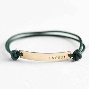 Pulseras de cuero ajustables personalizadas en oro y plata • Pulsera con la palabra del año • Pulsera unisex personalizada con nombre y fecha para hombres y mujeres