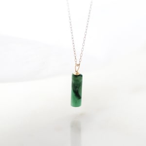 Vertikale Jade Edelstein Goldkette - Winziger 14k Goldhalskette Minimalistischer Anhänger - Glück, Wohlstand Geschenk für Mutter, Schwester, Freundin