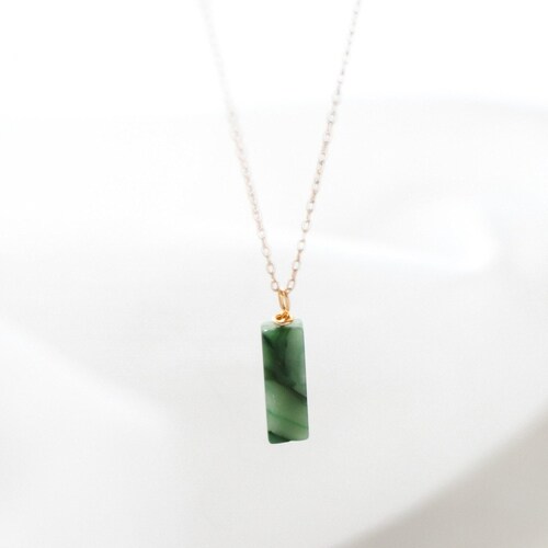 Collier barre de pierres précieuses en jade - Collier vertical en or 14 carats, pendentif minimaliste - Cadeau chance, prospérité pour maman, soeur, ami