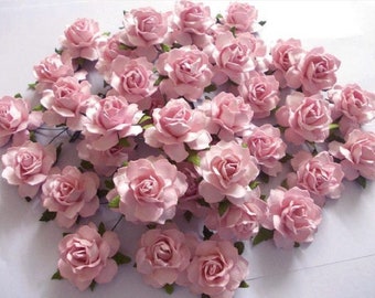 Op de afbeelding: Een verzameling van 30 roze papieren rozen met groene bladeren. De rozen zijn in een cluster gerangschikt en perfect voor knutselen en decoreren.