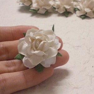 10 Papierblumen (Größe 1,5 ") Maulbeerpapier Handwerk Blume, Papierblume Handwerk Hochzeit, Hochzeit, Blumensträuße und Kunsthandwerk, weiße Rosen.