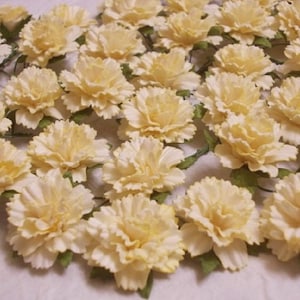 25 枚の紙の花 (サイズ 1 インチ) マルベリー ペーパー クラフト フラワー、ペーパー フラワー クラフト ウェディング、カーネーション、ウェディング、ブーケ、クリーミーな紙のカーネーション。