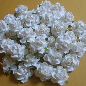 25 枚の紙の花 (サイズ 1.5 インチ) マルベリー ペーパー クラフト フラワー、ペーパー フラワー クラフト ウェディング、結婚式、ブーケとクラフト、白い紙のバラ。