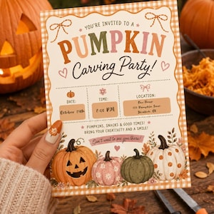 Op de afbeelding: Een rechthoekige uitnodigingskaart voor een pompoen-snijfeest met een lichtoranje ruitjesrand. De tekst luidt: You're invited to a PUMPKIN Carving Party! Date: October 24th, Time: 2:00 PM, Location: Our House 123 Pumpkin Lane Skiatook, OK.