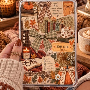 Puede incluir: Una funda transparente para tableta con un collage de ilustraciones de temática otoñal que incluye calabazas, lazos de cuadros, libros, una taza de café con leche, gafas y una lista de verificación con el texto: good books, warm drinks, cozy days, happier me y BOOK CLUB.