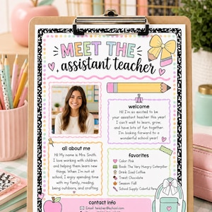 Peut inclure: Une fiche Meet the Assistant Teacher sur un presse-papier avec la photo d'une femme, des sections pour welcome, all about me, favorites et contact info. Le design inclut des illustrations colorées de crayon, nœud, pomme et sac à dos.