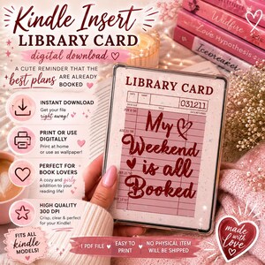 Peut inclure: Un insert numérique pour liseuse Kindle présentant un design de fiche de bibliothèque vintage avec le texte My Weekend is all Booked en écriture rouge foncé. La fiche inclut des champs pour la date, le nom et le titre sur fond rose pâle.