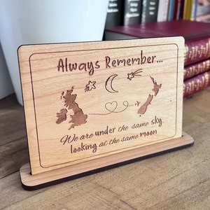 Postal de madera personalizada bajo el mismo cielo, regalo de amistad de larga distancia, adorno de millas aparte, mudanza, regalo de emigración