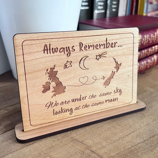 "Personalisierte unter dem gleichen Himmel hölzerne Postkarte, Fernfreundschaft Geschenk, ""Miles Apart"" Ornament, Umzug, Auswanderungsgeschenk."