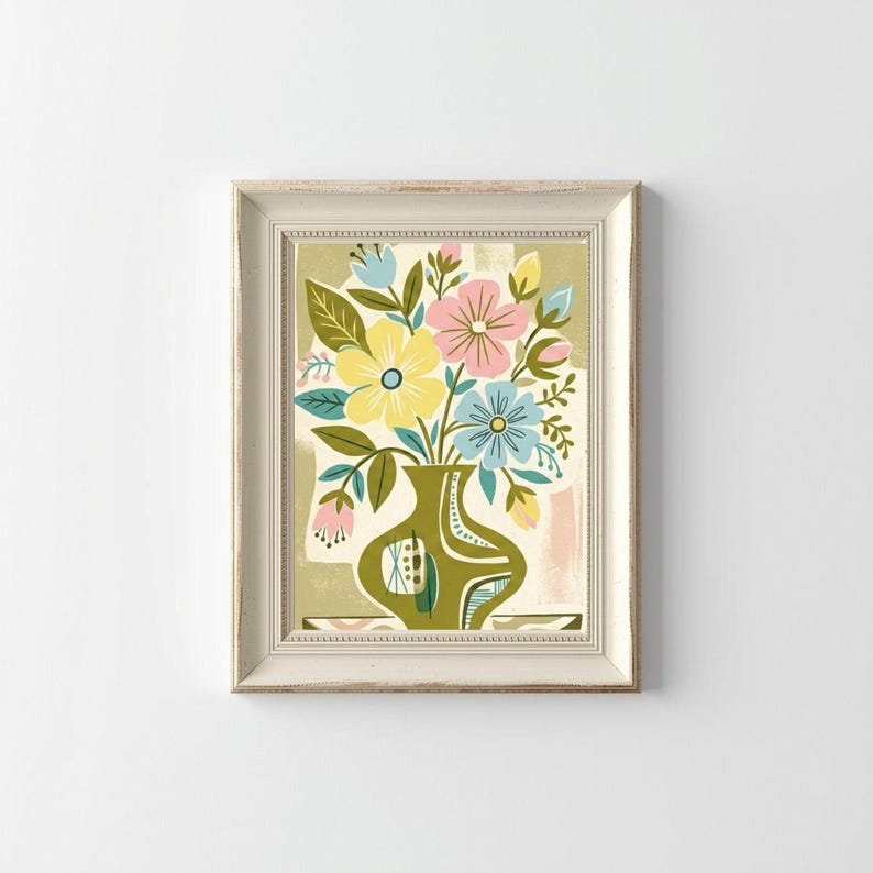 Peut inclure: Une impression d'art encadr&eacute;e repr&eacute;sentant un arrangement floral stylis&eacute; dans un vase vert. Les fleurs sont jaunes, roses et bleues, avec des feuilles vertes. Le vase pr&eacute;sente des motifs d&eacute;coratifs. Le cadre est blanc cass&eacute;.