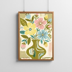 Peut inclure: Une impression d'art encadr&eacute;e repr&eacute;sentant un arrangement floral stylis&eacute; dans un vase vert. Les fleurs sont dans des tons de jaune, rose et bleu, avec des feuilles vertes. Le fond est beige clair avec un motif subtil. Le cadre est en bois.