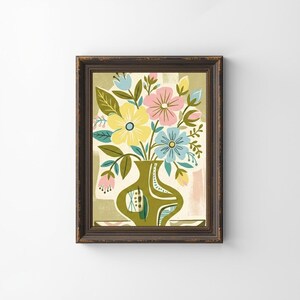 Peut inclure: Impression d'art encadr&eacute;e repr&eacute;sentant un arrangement floral dans un vase vert. Les fleurs sont jaunes, roses et bleues, avec des feuilles vertes. Le vase a une forme et un design uniques. Le cadre est marron fonc&eacute;.