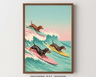 Può includere: Una stampa incorniciata con tre bassotti che fanno surf su tavole colorate. I cani cavalcano le onde in stile retrò, con un cielo azzurro chiaro e accenti rosa. Il testo "GRUMPY GAL GOODS" e "ALL THINGS PRINTABLE" è in basso.