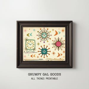 Può includere: Stampa incorniciata con un design retrò con orologi in verde acqua, rosa e blu, su uno sfondo crema con stelle e forme atomiche. La cornice marrone scuro circonda la stampa, che include il testo "GRUMPY GAL GOODS ALL THINGS PRINTABLE."