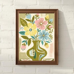 Peut inclure: Une impression d'art encadr&eacute;e repr&eacute;sentant un vase rempli de fleurs color&eacute;es. Les fleurs sont jaunes, roses et bleues, avec des feuilles vertes. Le vase est vert olive avec des d&eacute;tails blancs et bleus. Le cadre est marron fonc&eacute;.
