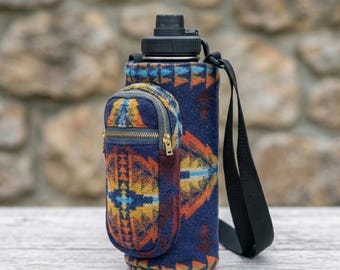 Bolso bandolera de lana Pendleton para botella de agua - El modelo Solstice, portabotellas Hydro Flask de 950 ml, bolso cruzado para pasear al perro con bolsillo para teléfono, portabotellas isotérmico