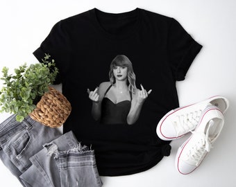 Swiftie Middle Finger Shirt, Swiftie Merch, Eras Tour Outfit, Lover Album, TS Eras Tour Shirt, Cadeau pour elle, Rétro