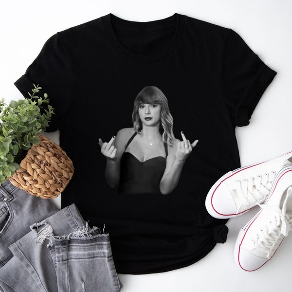 Swiftie Mittelfinger Shirt, Swiftie Merch, Eras Tour Outfit, Liebhaberalbum, TS Eras Tour Shirt, Geschenk für sie, Retro