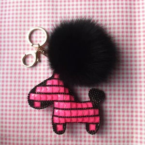 Joli sac à main/sac à main charme Hot Pink Black petit cheval attacher pompon noir, Shine Bling charme